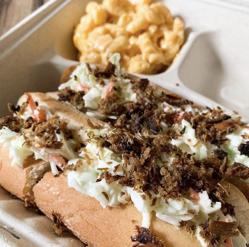 ElisBBQCincy's tweet photo. Load ‘em up! Happy Tuesday, Cincinnati! 🌞
#CincySummer #HotdiggityDog #TuesdayVibes https://t.co/OGFcssiYDY