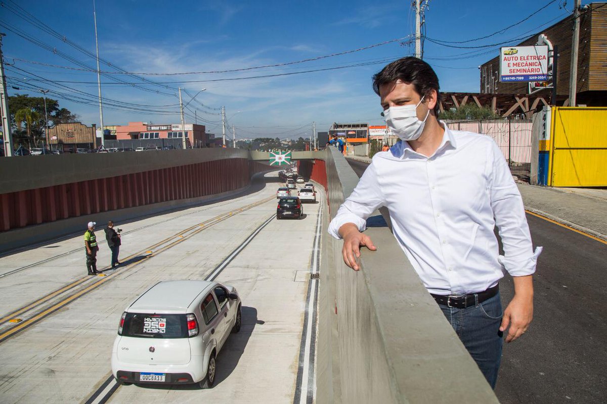 _epimentel's tweet image. Diariamente, passam pela nova trincheira 62 mil veículos e dez linhas do transporte coletivo, destaque para o #Inter2. São 168 mil passageiros beneficiados. Obra feita com recursos da @Curitiba_PMC 👊👊👊#CuritibaEmObras #VicePerfeito