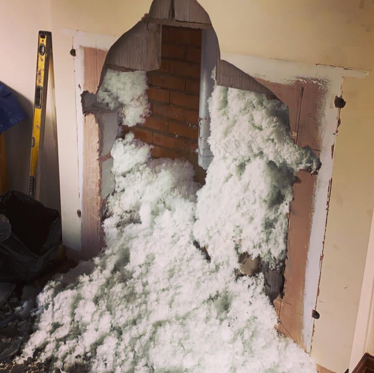 amberglowfires's tweet image. Transformation Tuesday from old freestanding gas fire to a modern hole in the wall electric fire! Visit our Cheshire Oaks showroom to see the Infinity 890 4D electric fire on live display along with plenty of other electric fires to suit all requirements 🔥@infinityfires @cJfires