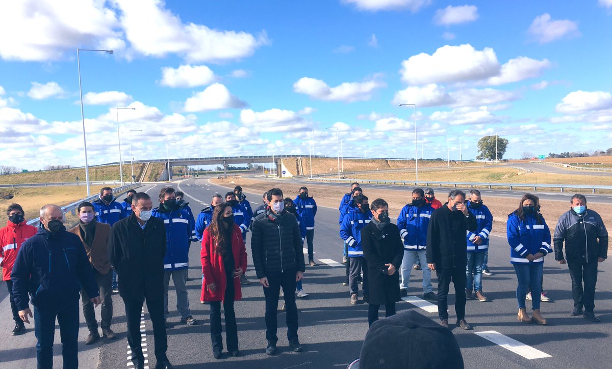 patriciogok's tweet photo. En #Pergamino junto a @Kicillofok @gkatopodis @wadodecorrido y @GustavoHArrieta inauguramos la variante de la Autopista #RN8 tramo Pilar-Pergamino, a la altura del puente Arroyo Pergamino, en la bajada de la #RP32
#ReconstruccionArgentina
#VialidadNacional https://t.co/nSziLCY12s
