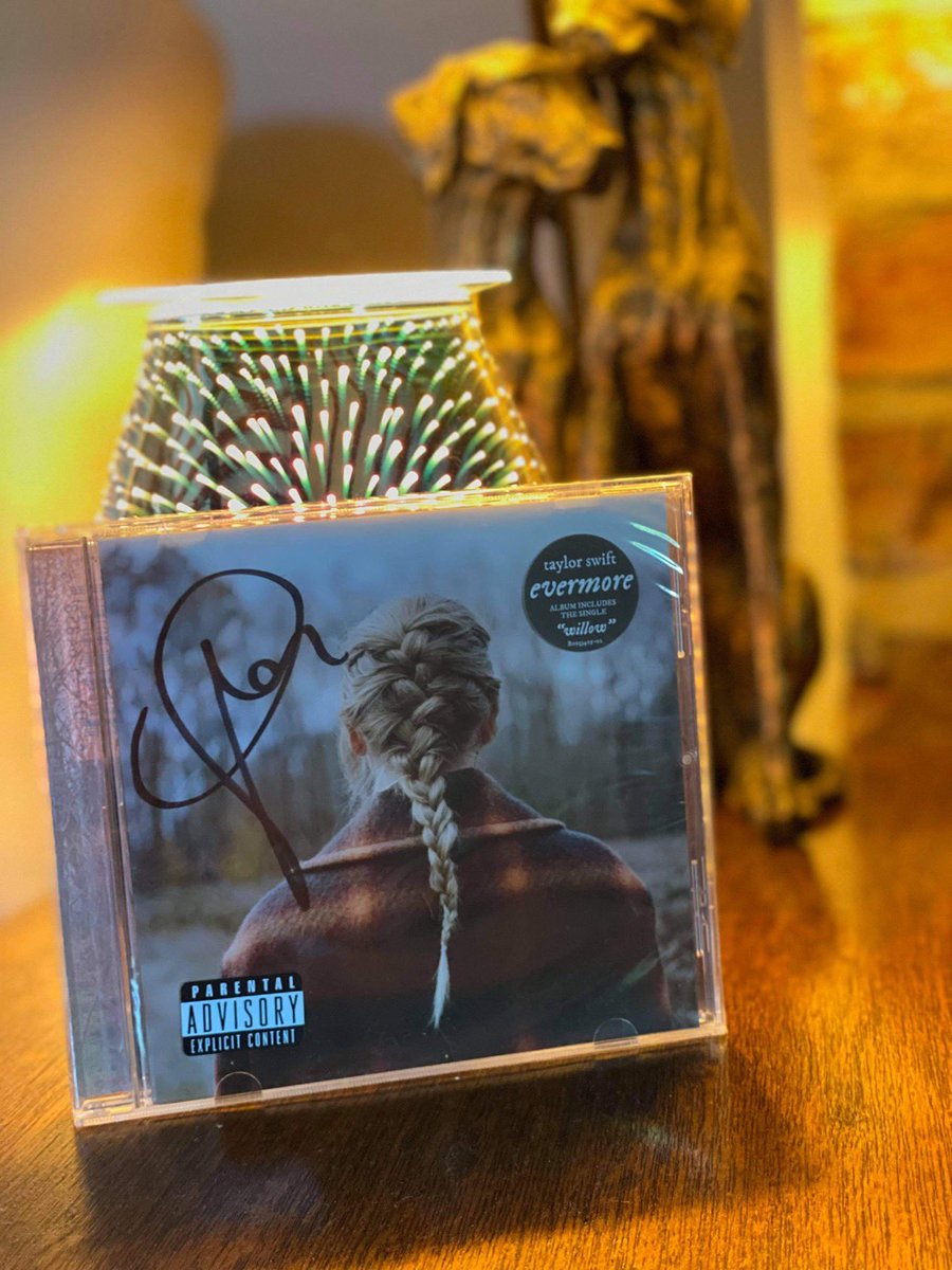 _the_lasttime's tweet photo. Massive thank you once again to @cardigancass for being an angel and sending a copy on to me so I didn’t miss out 🥺🥰 @taylorswift13 @taylornation13 https://t.co/1bkOoOqzCq