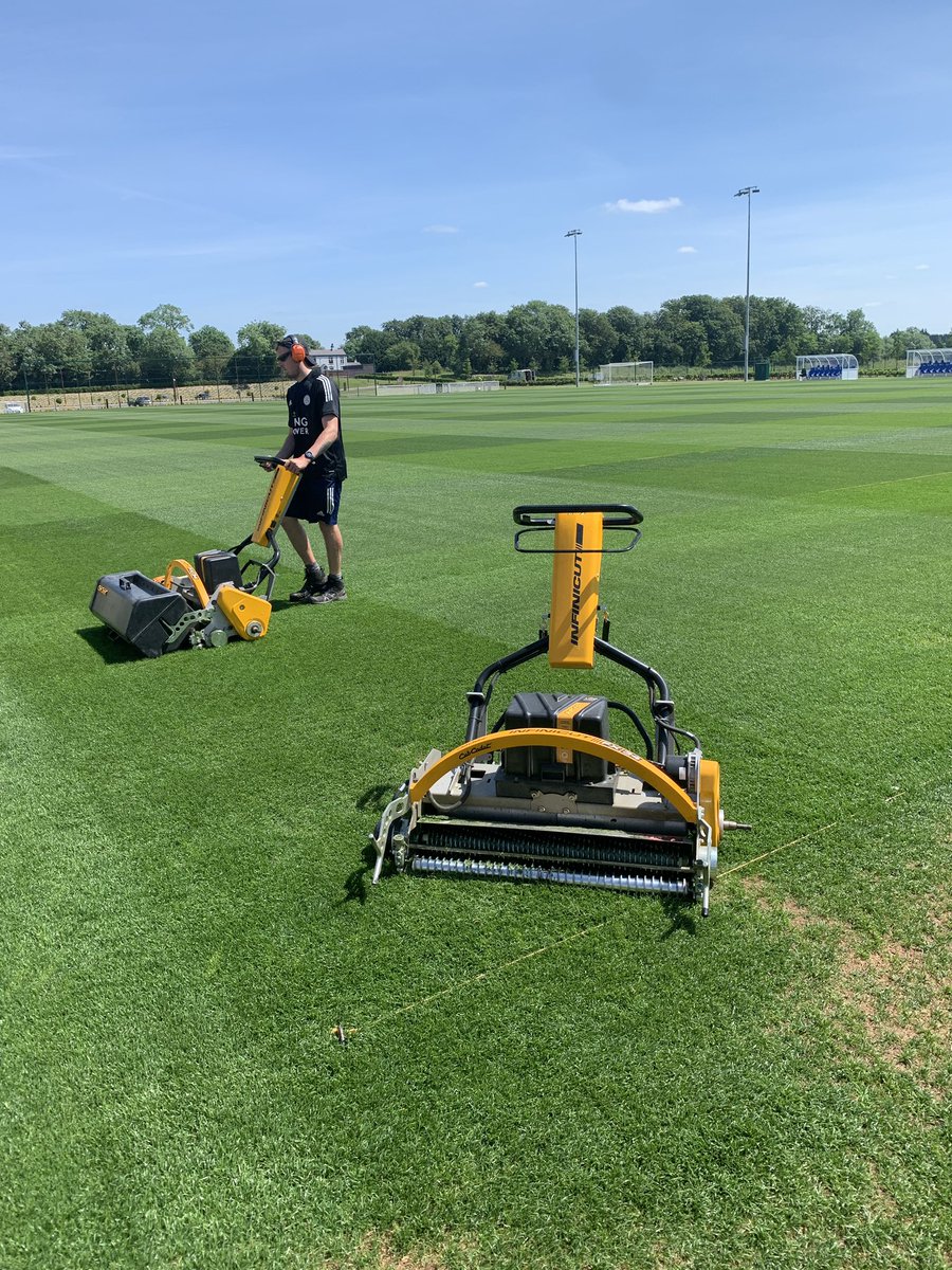 chrislong1480's tweet photo. 27 days since seed went in on match pitch 1, and first v-cut on match pitch 2 followed by a hoover,  keeping it clean from the off 👌🏻 @JReading1996 @LCFC https://t.co/WqGggQA7di