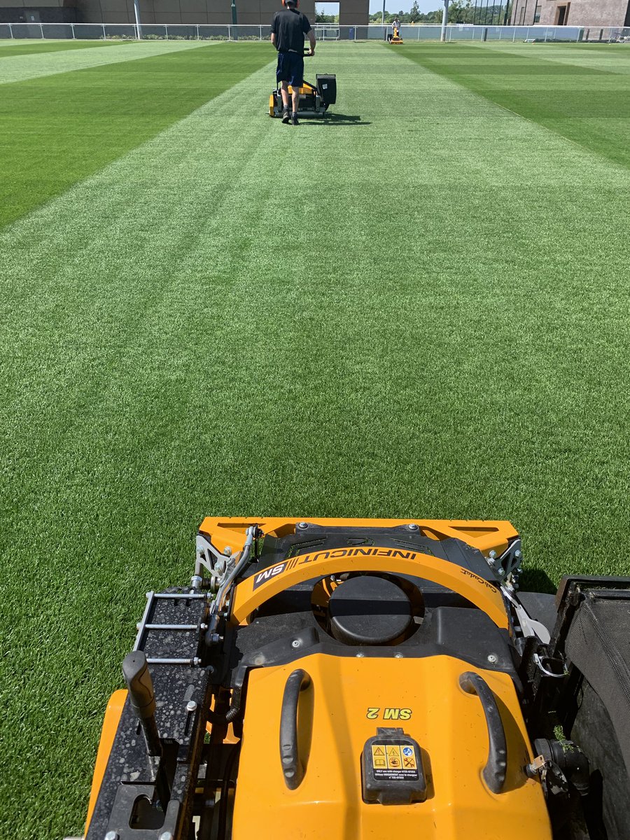 chrislong1480's tweet photo. 27 days since seed went in on match pitch 1, and first v-cut on match pitch 2 followed by a hoover,  keeping it clean from the off 👌🏻 @JReading1996 @LCFC https://t.co/WqGggQA7di