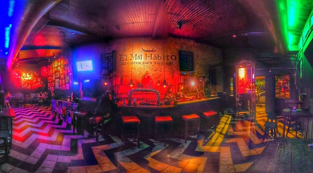 Un bar de gente buena...con malos hábitos 🤘🏽