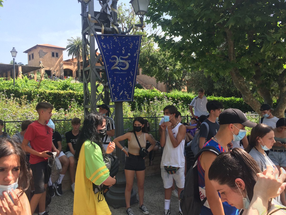 Avui començàvem el dia amb molta il.lusió, anàvem a Port Aventura...ara ja cansats de dos dies intensos afrontem la darrera nit del viatge amb una sorpresa que no esperen....