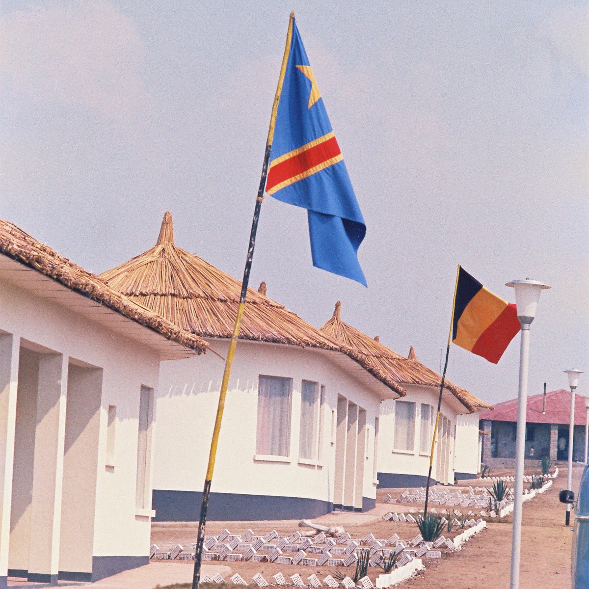 NzangaMobutu's tweet photo. Juin 1970. À la veille du 10ème anniversaire de l’indépendance de la République démocratique du Congo, le couple royal belge fait une tournée du pays en compagnie du président Mobutu. Ici à Bukavu et au camp-hôtel de la Rwindi dans le parc des Virunga. https://t.co/8Awrs6eCdo
