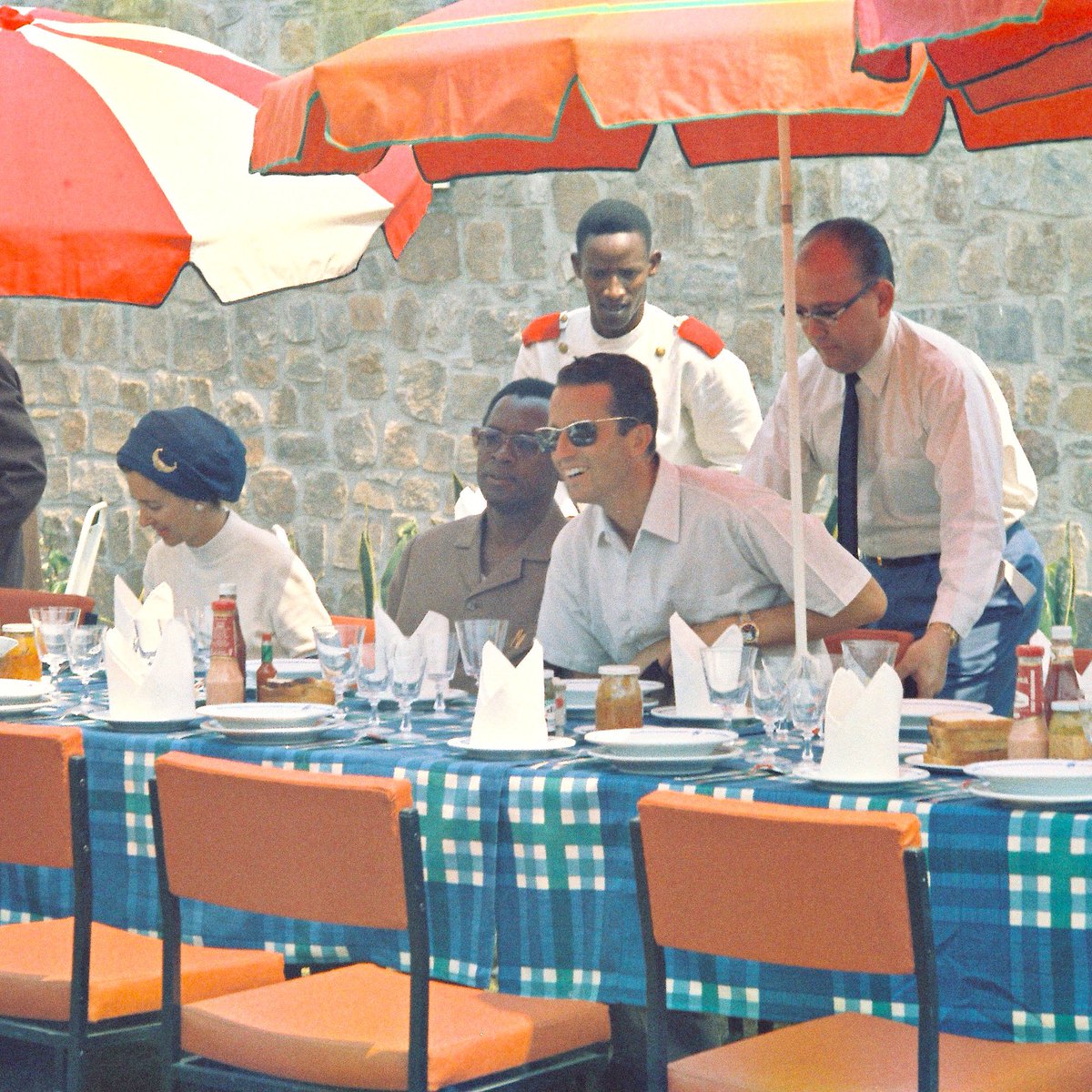 NzangaMobutu's tweet photo. Juin 1970. À la veille du 10ème anniversaire de l’indépendance de la République démocratique du Congo, le couple royal belge fait une tournée du pays en compagnie du président Mobutu. Ici à Bukavu et au camp-hôtel de la Rwindi dans le parc des Virunga. https://t.co/8Awrs6eCdo