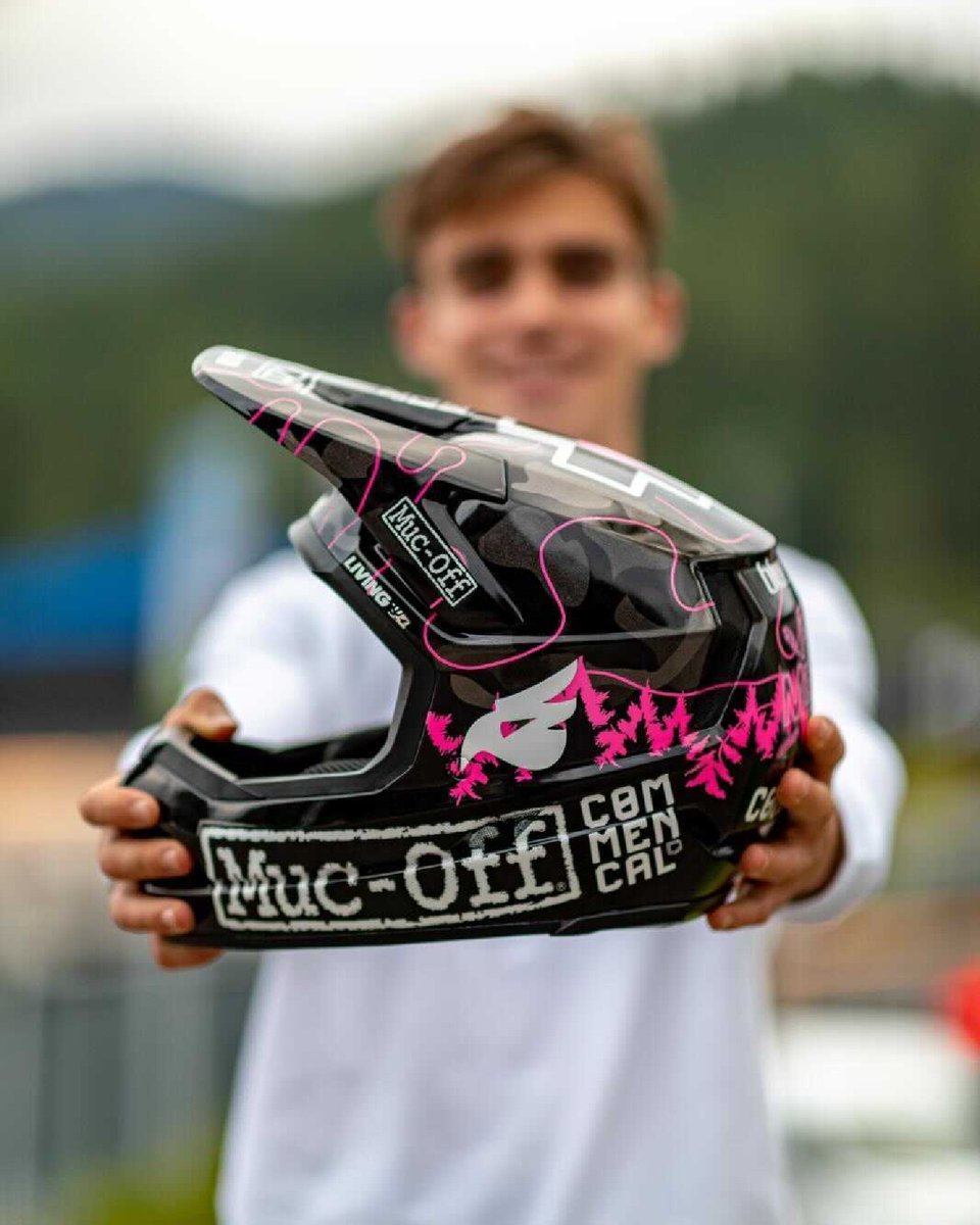 muc_off's tweet photo. Fresh face, fresh lid 🔥

Stoked with the design on Pau Menoyo's helmet for this season... this kid is gonna be doing BITS this year, and we wanted a lid to reflect that!

What do you guys think?

#MucOff #Commencal21 #FreshLid #NewHelmet https://t.co/6FUhXdOqzZ