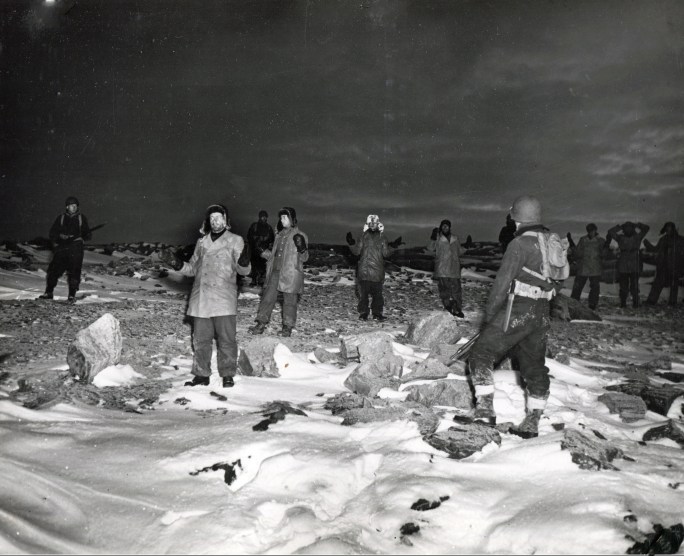 This is an incredible photo. It captures the moment that a secret German weather station, Edelweiss II in Greenland, was captured by US troops in 1944. Here, for the @ArcticInstitute, we outline this history's enduring relevance for today's #ArcticSecurity thearcticinstitute.org/knowledge-powe…