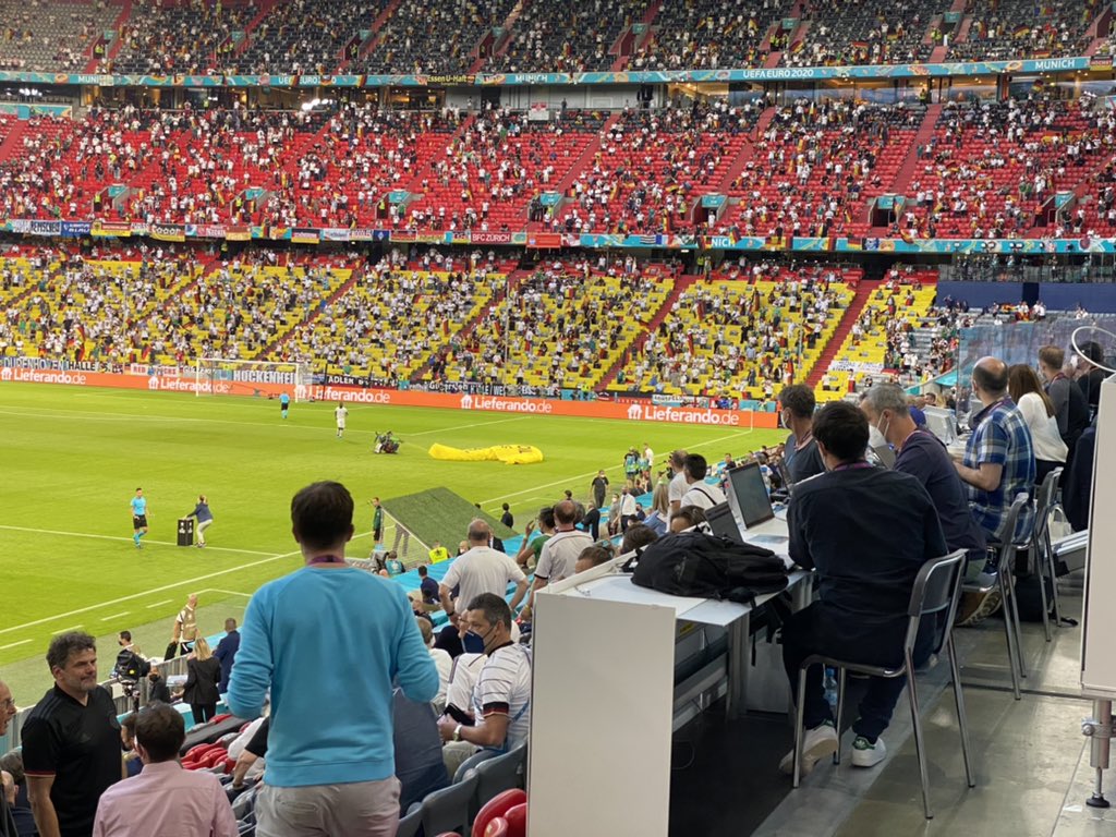 brainscript's tweet photo. #greenpeace Ultraleichtflieger stürzt bei Beginn der EM Partie DEU-FRA ins Stadion un gefährdet hunderte Zuschauer. https://t.co/MC44GAV2Xa