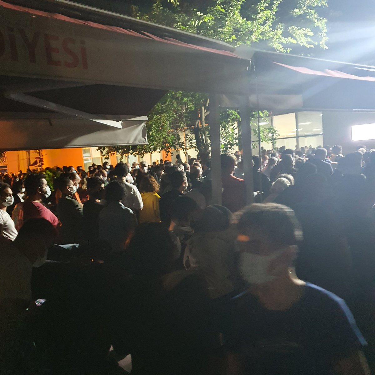 rakelbencuya's tweet photo. Istanbul FSM hastanesinde anlık aşı sırası 21.50 randevum var ama şuan 20.00lar alınıyor... https://t.co/AxeHwSXgBo