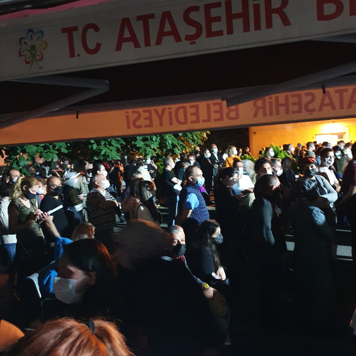 rakelbencuya's tweet photo. Istanbul FSM hastanesinde anlık aşı sırası 21.50 randevum var ama şuan 20.00lar alınıyor... https://t.co/AxeHwSXgBo