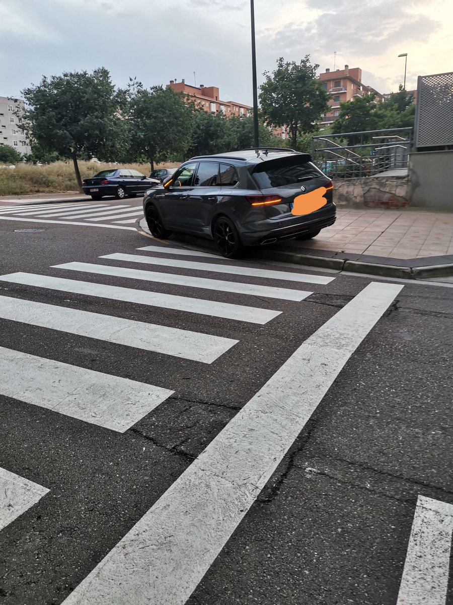zapa_batu's tweet photo. @policiazaragoza un poco más de rutas por valdespartera sería interesante, entre los que van modo rally y estos... (eso es calle la caza, delante de la farmacia) https://t.co/otxYBxhCQB