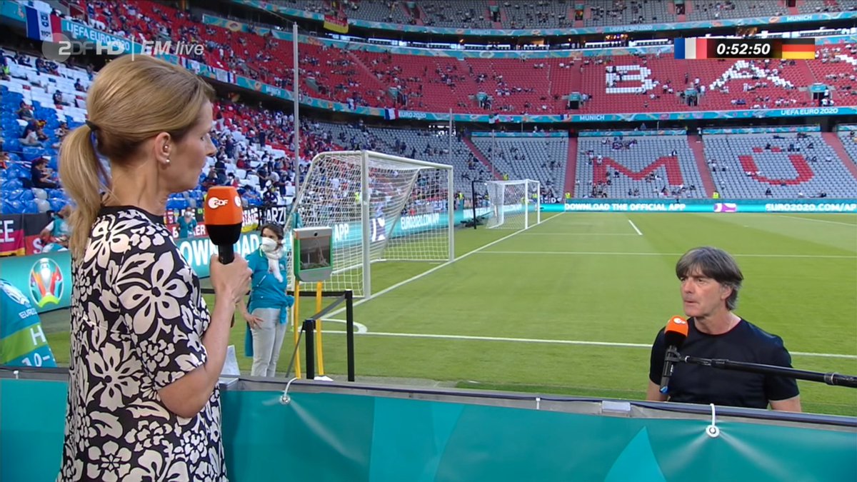 Ich versteh so wenig von Fussball, ich seh hier nur Barpianist und Sängerin.
#GERFRA