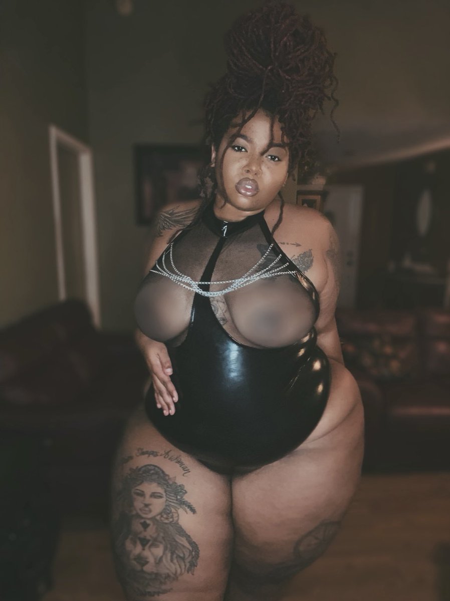 crownedneptune's tweet photo. She remembered who she was and the game changed 🌻💚 #bbw #bdsm #domme #kinklife #locs #locbun #veganleather https://t.co/rtk30QLbbK