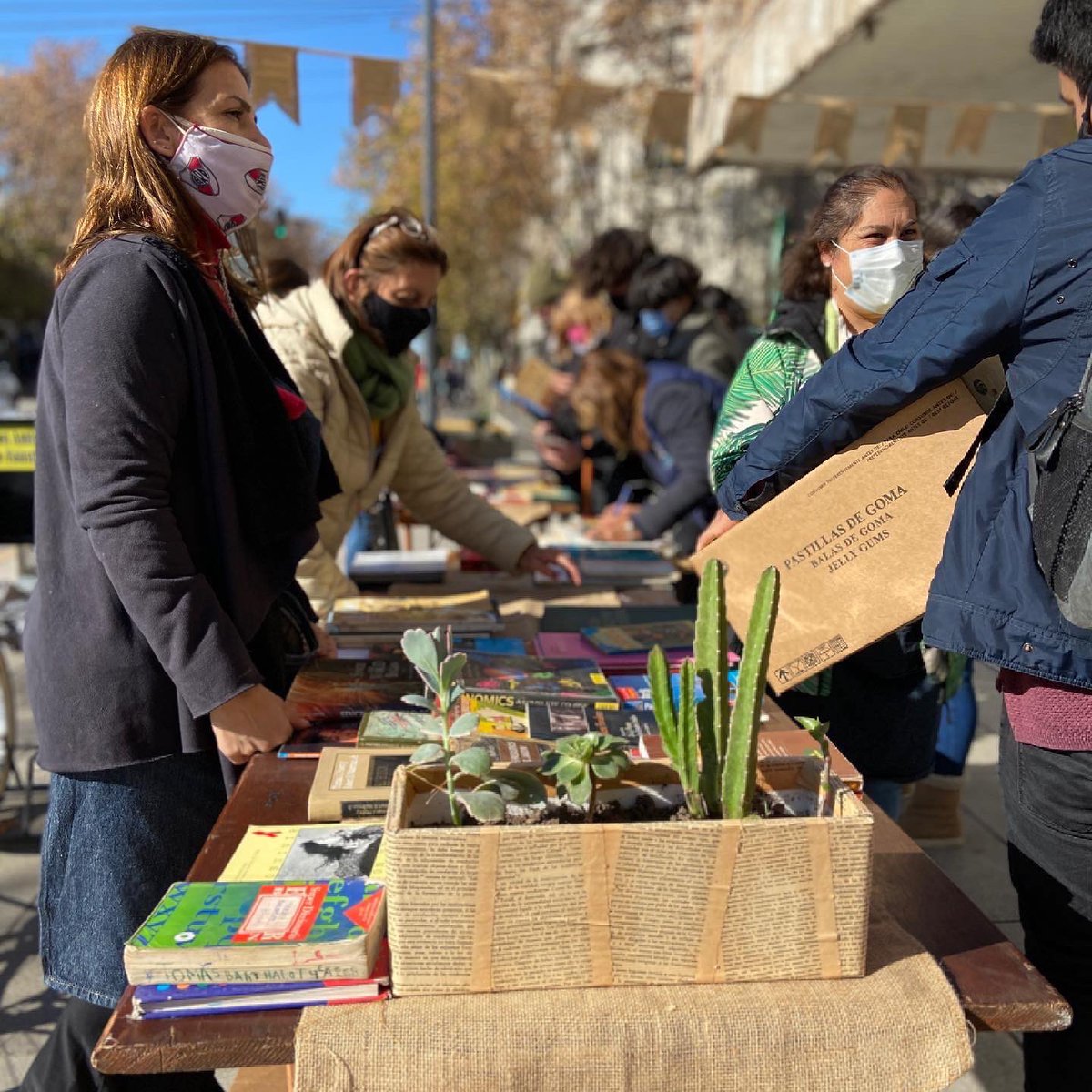 culturamsm's tweet photo. 𝗟𝗮 𝗕𝗶𝗯𝗹𝗶𝗼𝘁𝗲𝗰𝗮 𝗣𝗼𝗽𝘂𝗹𝗮𝗿 𝗠𝘂𝗻𝗶𝗰𝗶𝗽𝗮𝗹 𝗗𝗼𝗺𝗶𝗻𝗴𝗼 𝗙𝗮𝘂𝘀𝘁𝗶𝗻𝗼 𝗦𝗮𝗿𝗺𝗶𝗲𝗻𝘁𝗼 𝗰𝘂𝗺𝗽𝗹𝗶𝗼́ 𝗮𝗻̃𝗼𝘀 📚 

👉🏻 Festejamos junto a los vecinos de San Miguel los 108 años de la biblioteca, con todos los protocolos correspondientes y al aire libre🍂 https://t.co/bTuciPLBvG