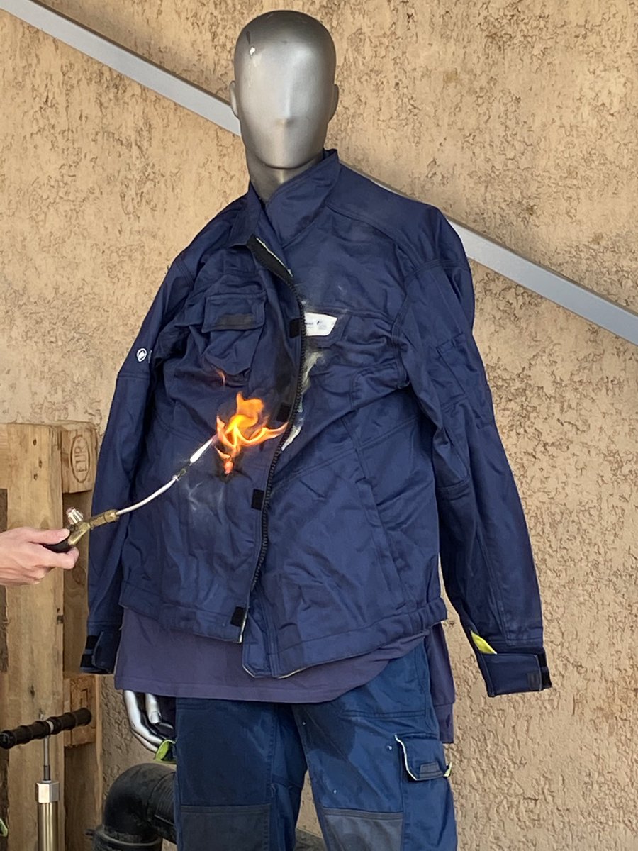 Les gaziers de #Nice #GRDF mobilisés sur la sécurité à travers 1 innovation de #GRDFSE montrant à quel point nos équipements de protection nous protègent &amp; peuvent sauver des vies ➡️ la sécurité c’est 365 jours de l’année ! #SECURITE365SE <a href="/HMALINAUD/">Hugues Malinaud</a> <a href="/guilhemarmanet/">Armanet Guilhem</a> <a href="/rouxjulien63/">Roux Julien</a>