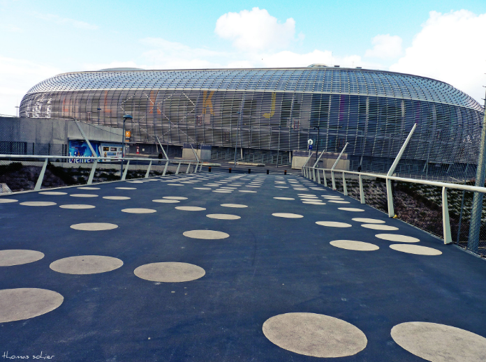 BCarrez's tweet image. Il y a ce pont, à côté du stade Pierre Mauroy, que certains connaissent bien. C'est un pont piéton/vélo, qui a une décoration assez originale.