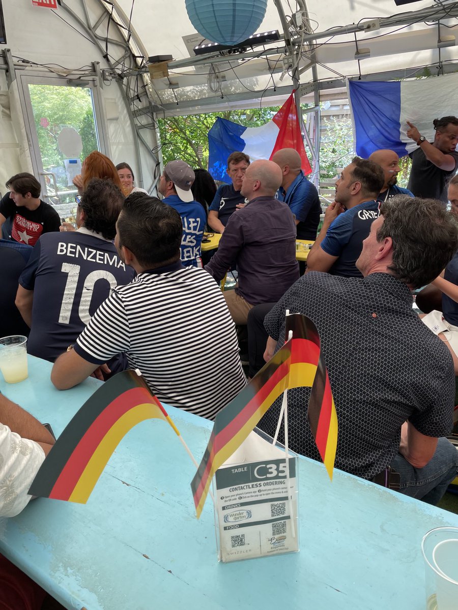 Gemeinsam Fußball schauen im #wundergarten Washington. Feiern mag nur die eine Hälfte, Spaß haben alle.
