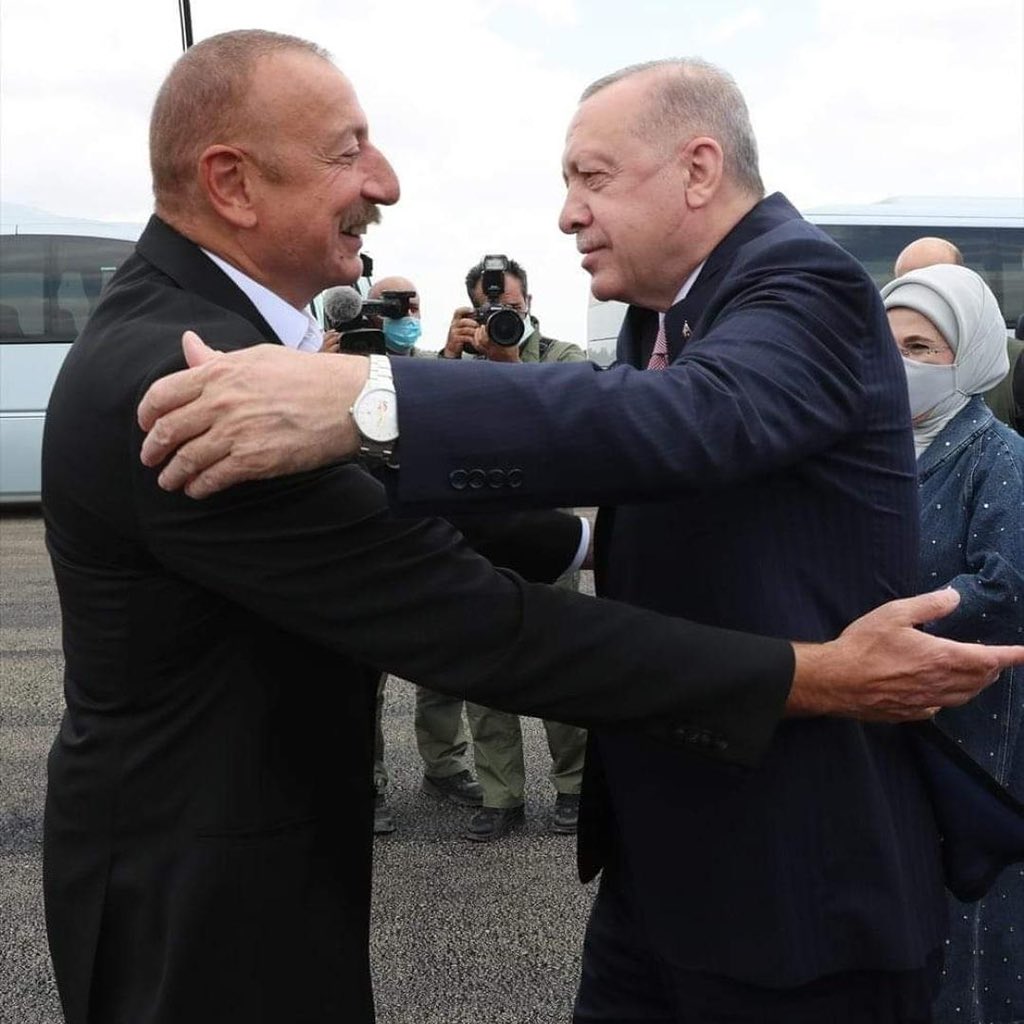 Bir ananın iki oğlu,
Bir amalın iki qolu.
O da ulu, bu da ulu,
Azərbaycan-Türkiyə 🇦🇿❤️🇹🇷