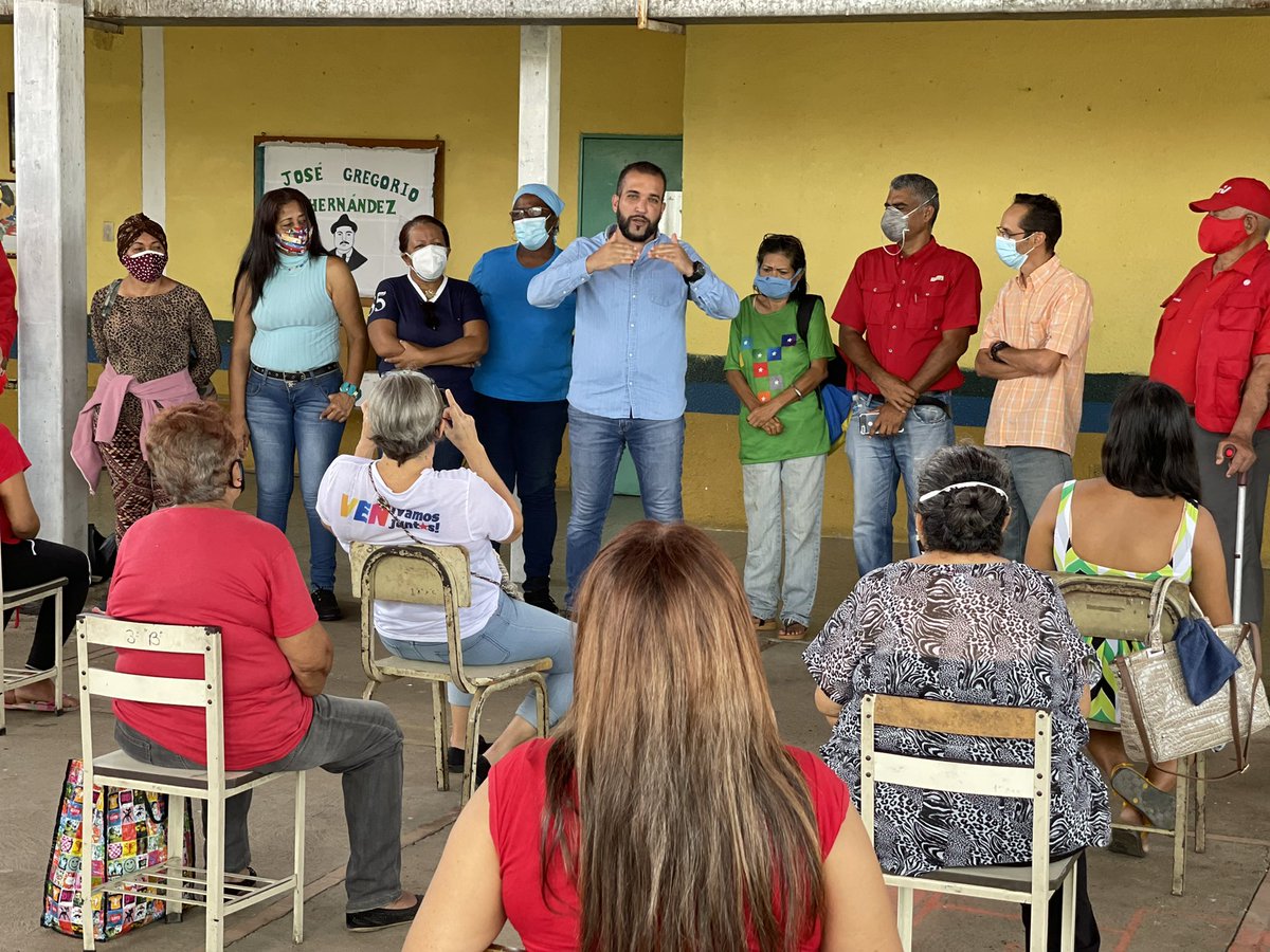 felipejorge2021's tweet photo. Los iguales siempre nos encontramos, hoy estuvimos en la parroquia Unare, Ciudad Guayana Edo Bolívar. Intercambiando ideas y debatiendo con nuestro pueblo. Gracias por su invitación y tanto amor. @NicolasMaduro @dcabellor https://t.co/GRxn7t72sv