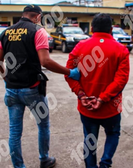 stereo100xela's tweet photo. 🔴 #AHORA | 🔴 Se hacía pasar por entrenador del Xelajú MC para estafar. Capturado en Chimaltenango ⬇️

Agentes de la División Especializada en Investigación Criminal (#DEIC) arrestan a Víctor Hugo Ramírez Cuxil, de 25 años.

Vía @JocolRuben

#Stereo100Noticias https://t.co/7khvYA3YWT