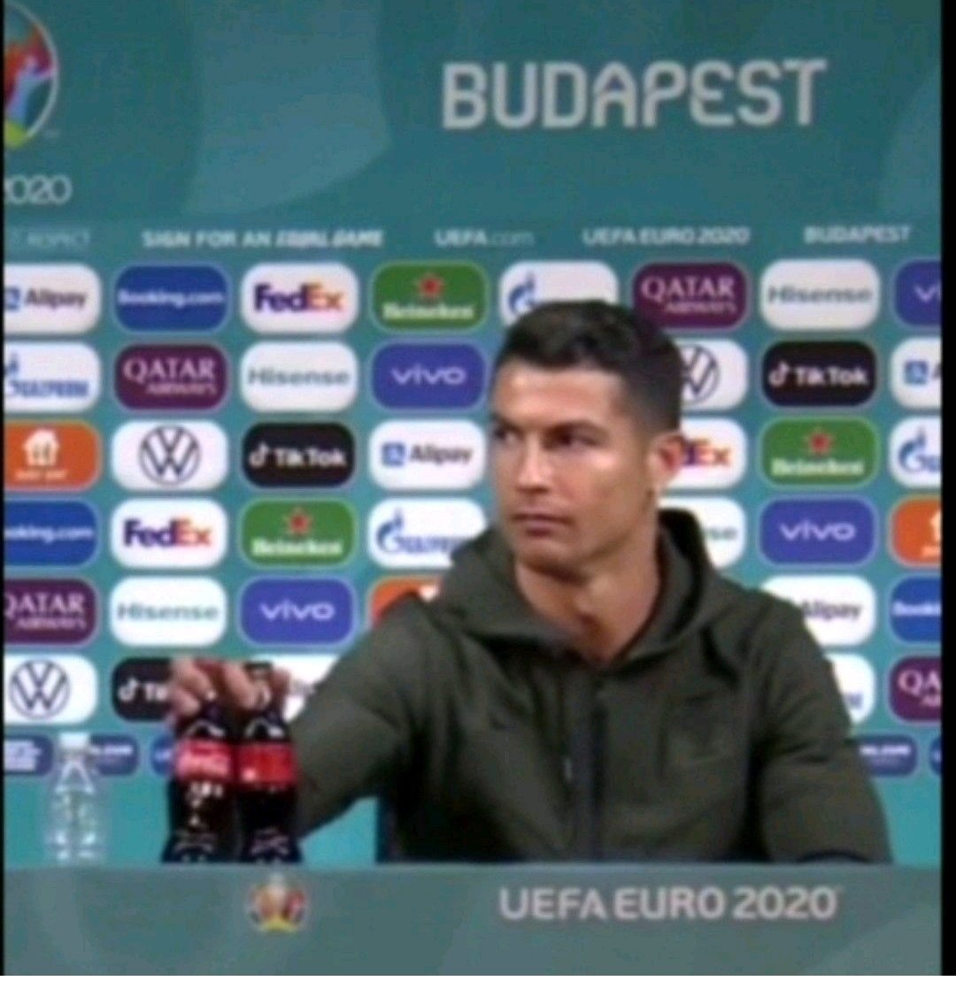 Food Hero🇮🇹 bevete acqua NON Coca-Cola! Un gran goal da vero fuoriclasse. 
Agli Europei, Ronaldo nasconde la Coca Cola durante la conferenza stampa. ha sempre dichiararo di essere arrivato ad altissimi livelli grazie anche alla dieta senza  bibite gassate o zuccherate!