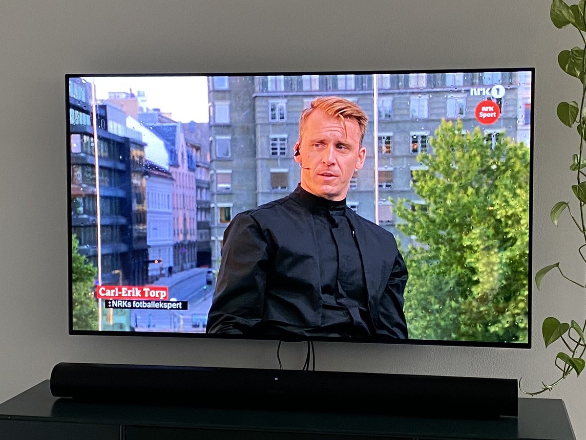 Når du skal kommentere EM klokka 21, men må myrde James Bond klokka 23.
