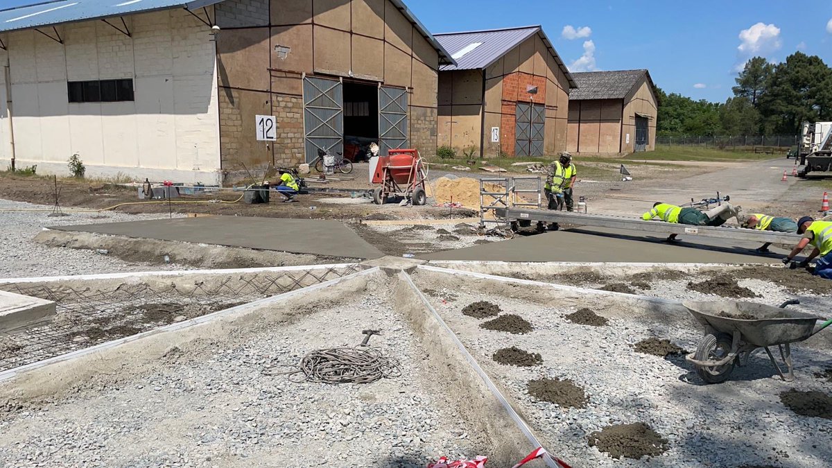 ecolegenie49's tweet image. Le chantier de la DA avance : première pose mécanique de béton avec la machine Wirtgen de la 52e CADL. Bande de 80m réalisée. Epreuve technique et physique pour les sapeurs qui doivent donner un aspect propre et lisse à la structure.
#PrépaOPS
#CapaciTERRE 
#19Rg 
@COM_E2CIA