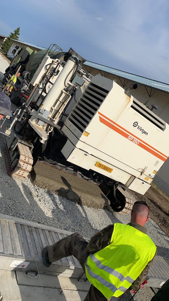 ecolegenie49's tweet image. Le chantier de la DA avance : première pose mécanique de béton avec la machine Wirtgen de la 52e CADL. Bande de 80m réalisée. Epreuve technique et physique pour les sapeurs qui doivent donner un aspect propre et lisse à la structure.
#PrépaOPS
#CapaciTERRE 
#19Rg 
@COM_E2CIA