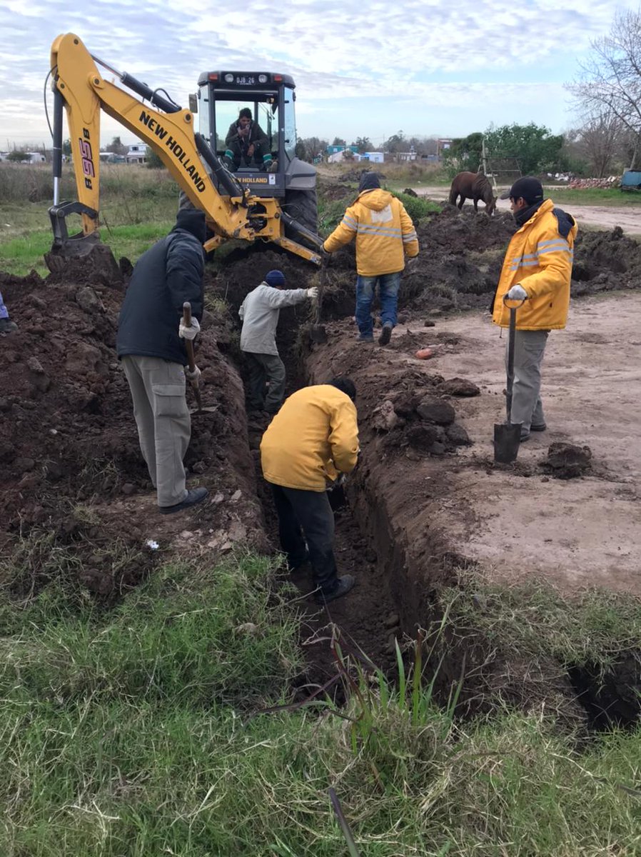 _SantaFeCapital's tweet photo. Culminaron los trabajos hídricos en #CabañaLeiva y siguen en el #Sabalito👷
Los trabajos para mejorar las condiciones de escurrimiento frente a lluvias intensas, beneficia a cientos de vecinos y vecinas de distintos puntos de #SantaFeCapital.
Más info👉 https://t.co/QKHJ9GozG5 https://t.co/TLwTNCDNxY