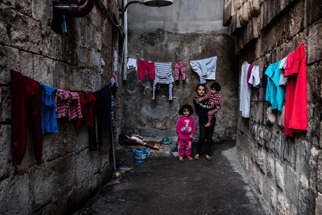 "Ey bugün,
Katlan bize biraz daha, çünkü gelip geçenlerden
başka bir şey değiliz."
Mahmud Derviş