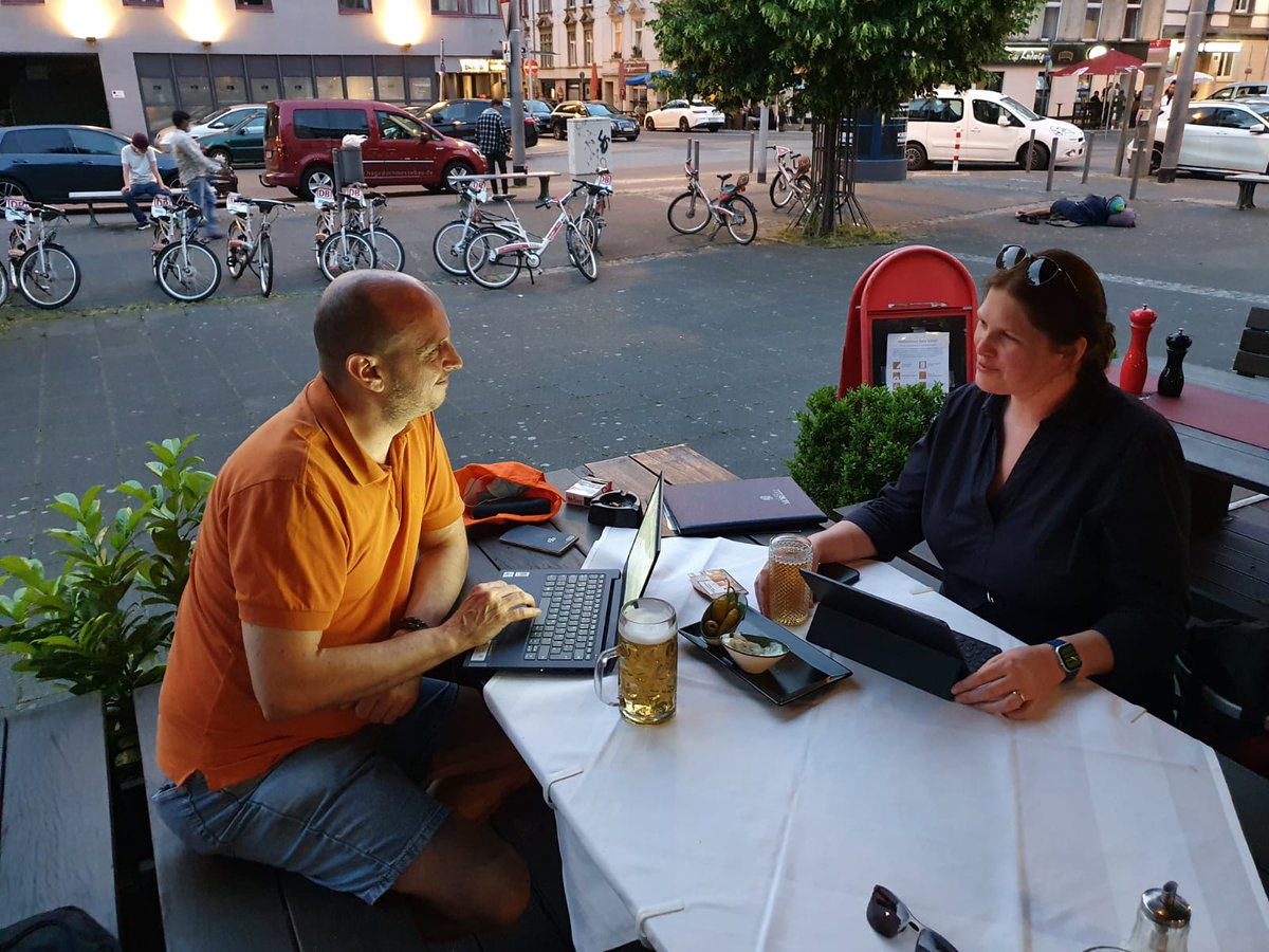 FDPffmmitte's tweet photo. Endlich wieder draußen treffen! Fraktionssitzung in der Frankfurter Gastronomie. Besprochen wurden am Wochenende unsere Anträge für die letzte Sitzung vor der Sommerpause im #OBR1.  
@ingrid_reineck https://t.co/H7Xgcw43hd