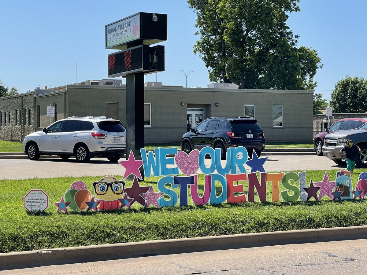 brookbears's tweet photo. Celebrating our year with drive through parades! We had a great year of in person learning. Thank you to all our families for allowing us the privilege to work with your kiddos! ❤️ @brookbears #thejourneymatters #wfisdearlylearning #webuildthefuture https://t.co/VL4RkWrUcV