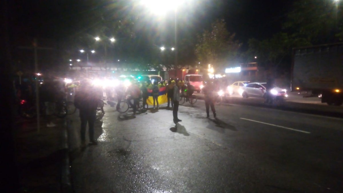Teusaradio's tweet photo. #paronacional15j Plantón en estos momentos frente al Portal 80.

Sectores sociales rechazan la decisión del Comité Nacional de Paro de suspender la movilizaciones temporalmente.

#ElParoNoPara https://t.co/fGzvHpY8EJ