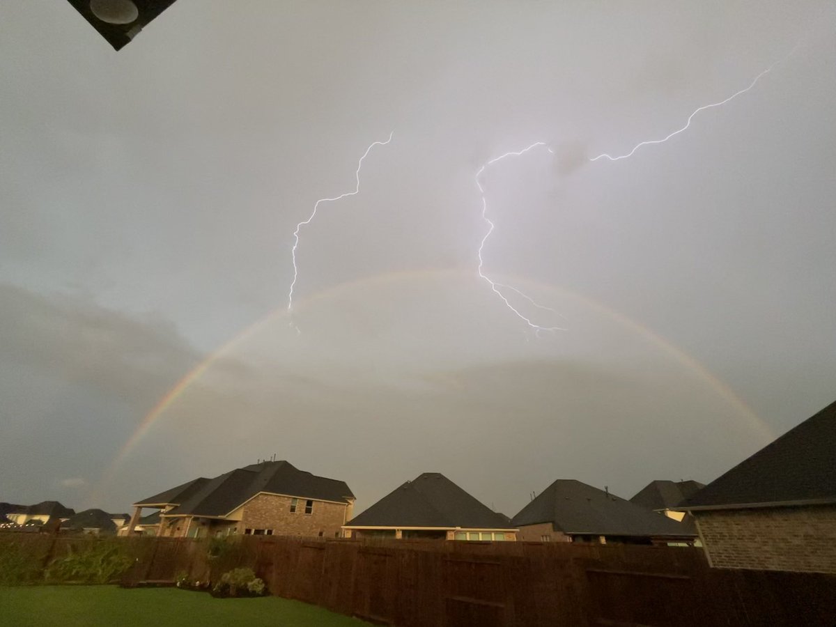 lauren_garcia24's tweet photo. Clear Lake area….our neighbor took this incredible photo a few minutes ago! 🌈 ⛈ @TravisABC13 @mattlanza https://t.co/GoMYAlRG7i