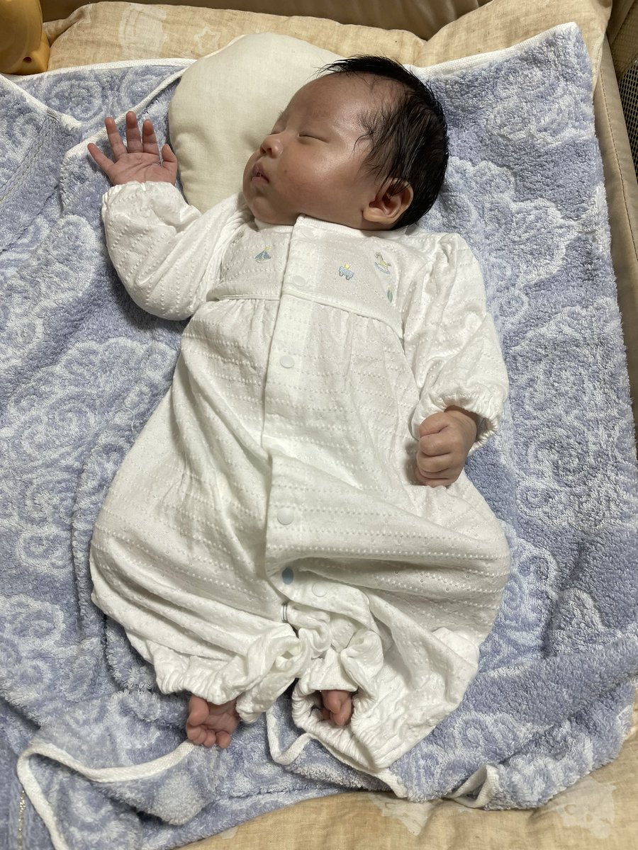 しもしも على تويتر 退院のときとおんなじ服で1ヶ月検診です 大きくなったなぁ