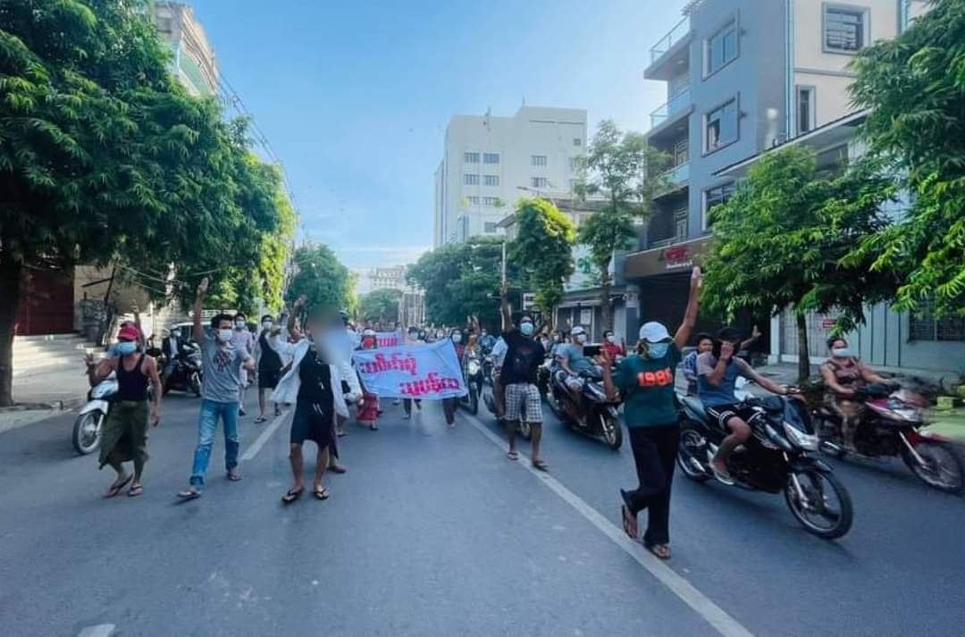 On the morning of June 16, protesters marched in  #AungMyayTharSan schools in #Mandalay, calling for the overthrow of the military dictatorship.

#WhatsHappeningInMyanmar 
#June16Coup