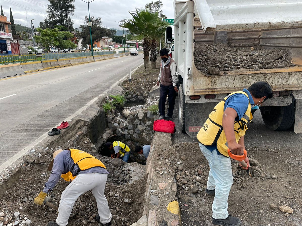 antoniogaspar42's tweet photo. Seguimos enfocados en trabajos de desazolve ante la temporada de lluvias, hoy se dio atención PRIORITARIA a la barranca Tonalapa, en el tramo que comunica del boulevard Vicente Guerrero al encauzamiento del Huacapa. Así, evitamos taponamientos y posibles inundaciones la zona. https://t.co/ljNsU7aWwW