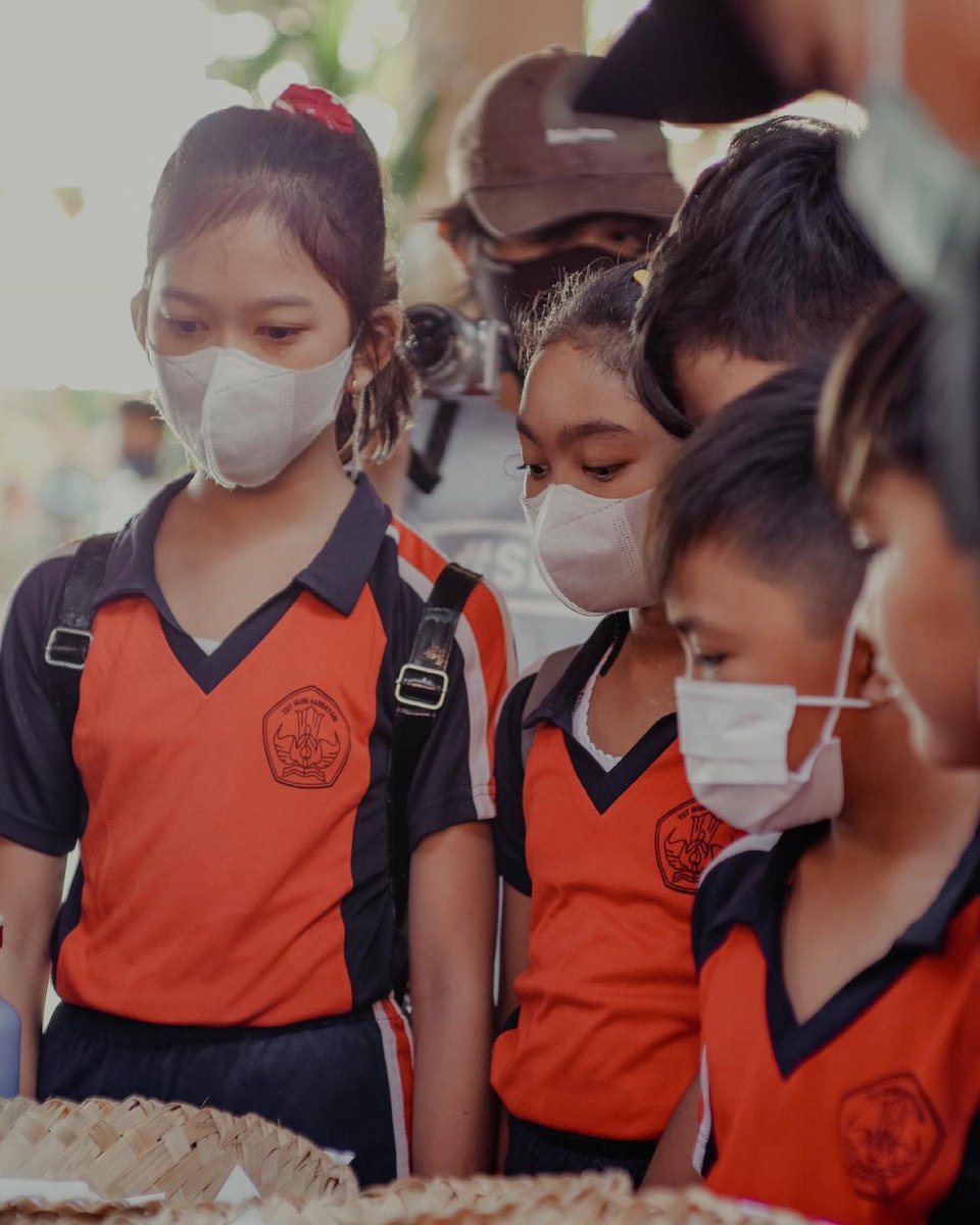 Education is at the heart of everything we do ❤️ we believe that change happens when we share knowledge with each other.
.
Photo from our World Oceans Day event taken by @papoy_photo05 on Instagram