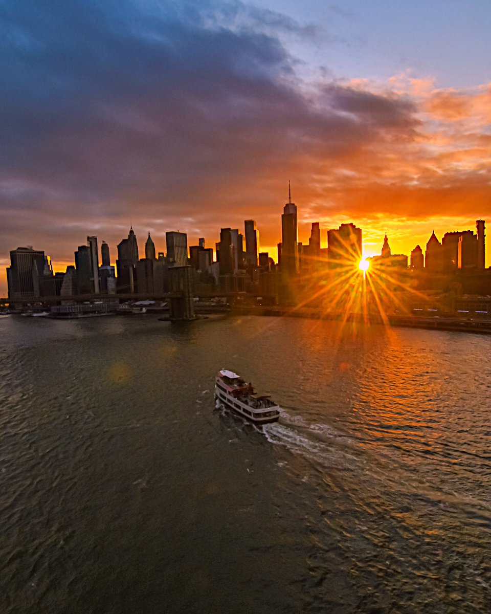 gigi_nyc's tweet photo. Caught a sunburst over #NYC
.
https://t.co/gL3oXtdbyh https://t.co/hb1Ns1Jws1