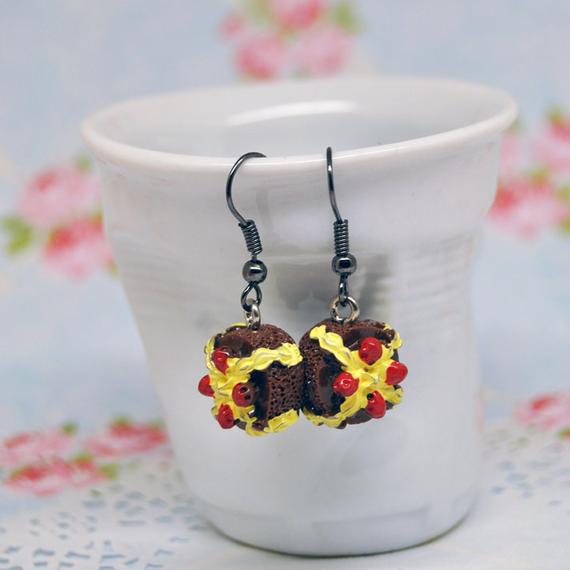 SevenkeysE's tweet photo. strawberry chocolate cake earrings, https://t.co/I9igfNXhBH via @EtsySocial #etsyshop #etsy #etsyshop #valentinedaygift #sweetcookie https://t.co/S3ORsROpBD