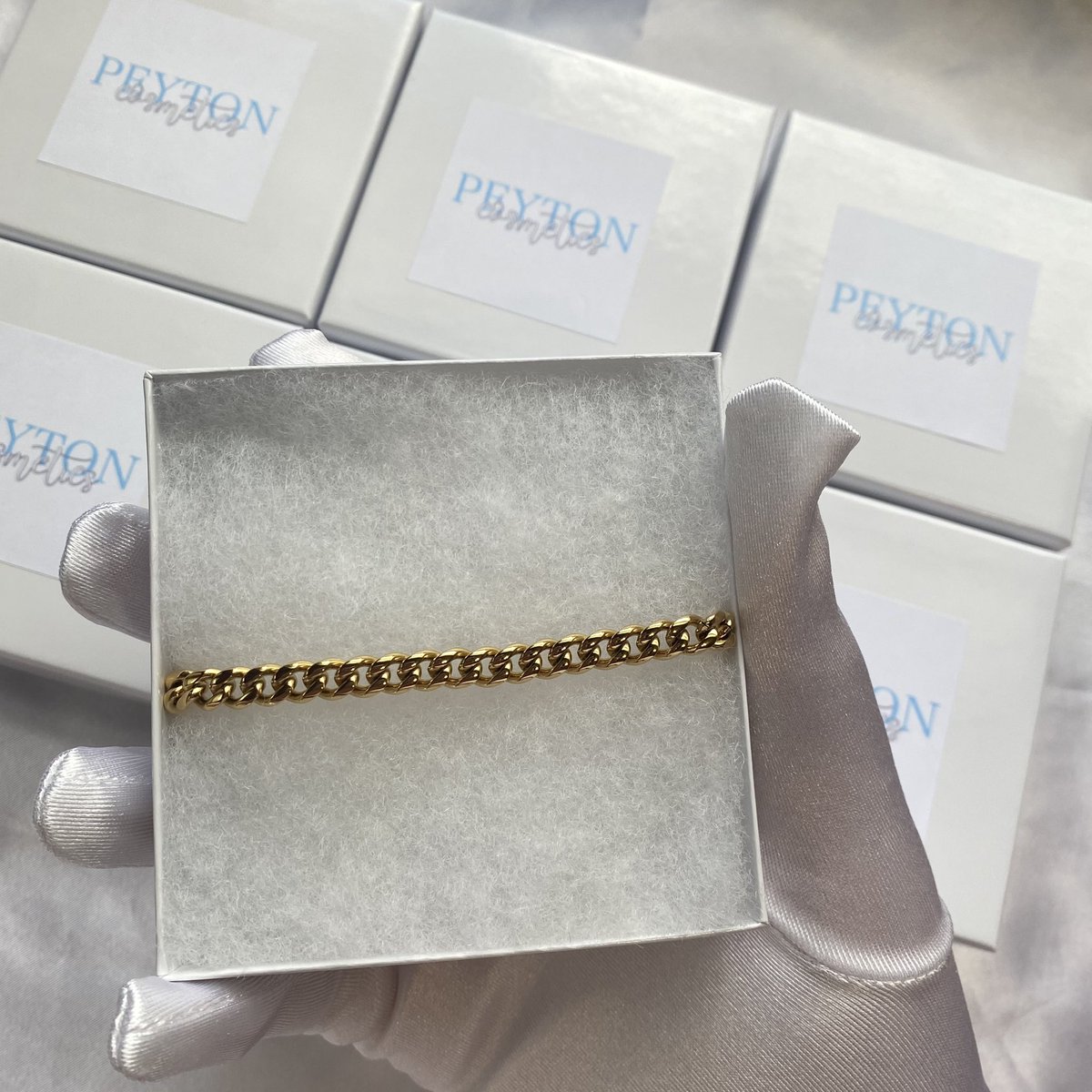 peytoncosmetics's tweet photo. It’s about that time of the year!😍 #ankletseason #cubanlink #goldaccesories https://t.co/6OikHXoM1u