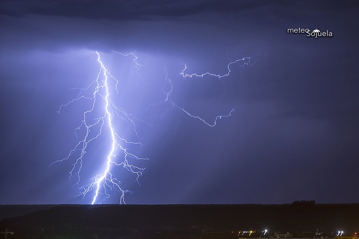 meteosojuela's tweet image. Pues que está animada la noche! 
RAYOS riojanos
#tormentas #LaRioja #logroño