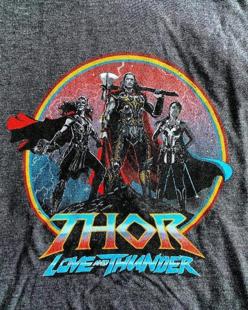 Cine_ncuadre's tweet photo. Gracias a esta playera que se le dio al equipo de producción de #ThorLoveAndThunder, podemos ver el primer vistazo a #NataliePortman como #SheThor. 😱😎🔥 https://t.co/OeDYCsR2B4