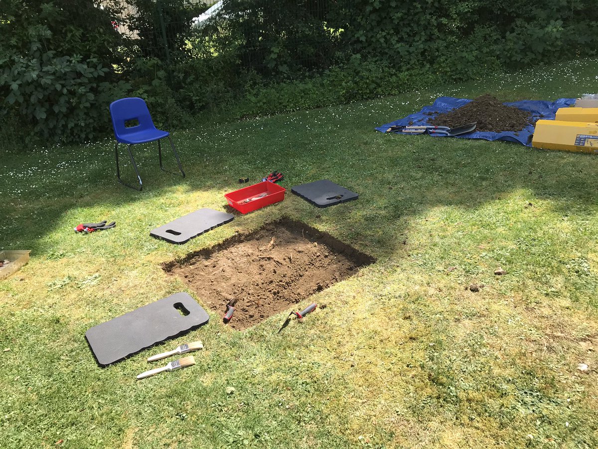 fopdoddle's tweet photo. First archaeology dig in @StFrancisHerts school since 2019. Great to share my old career with some students new to excavating. Thanks to @CarenzaLewis for starting me off with test pitting some years ago with HEFA. https://t.co/OBZwxrqOvL
