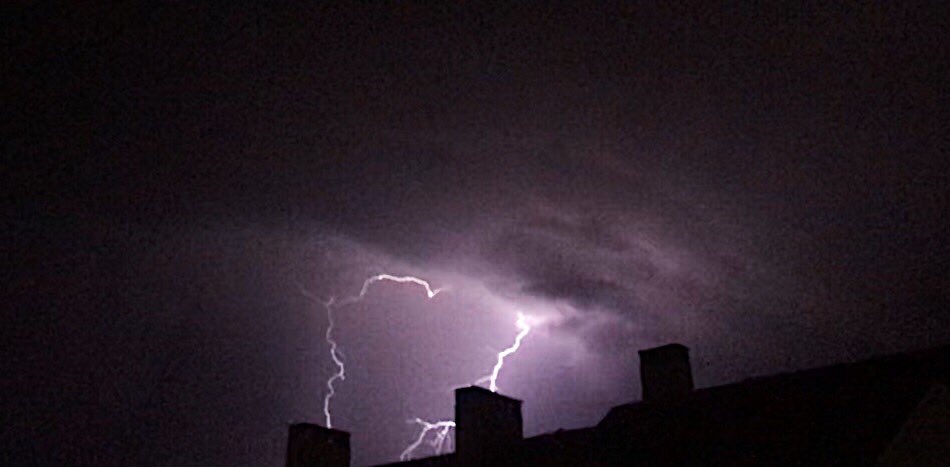 siemprenuunca's tweet image. estoy un poco obsesionada con los rayos y las tormentas en general, asique os dejo las fotos que he hecho ahora💞🌩