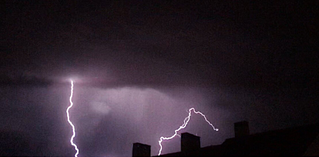 siemprenuunca's tweet image. estoy un poco obsesionada con los rayos y las tormentas en general, asique os dejo las fotos que he hecho ahora💞🌩