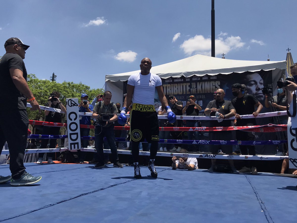 Daisuke Shindo チャベスファミリー総出の6 19メキシコ グアダラハラでチャベスjrと戦うmma王者のアンデウソン シウバ ブラジル は 現地のファンや関係者からリスペクトが感じられるお出迎え