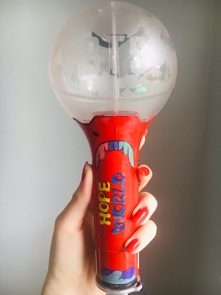 starctwt's tweet photo. No podía faltar presumirles la merch  oficial y no puedo estar más que emocionada por casa regalito, no puedo esperar tanto tiempo por lo que me verán en el balcón coreando el fanchant con la lightstick en mano. https://t.co/g6J8GbHfwG